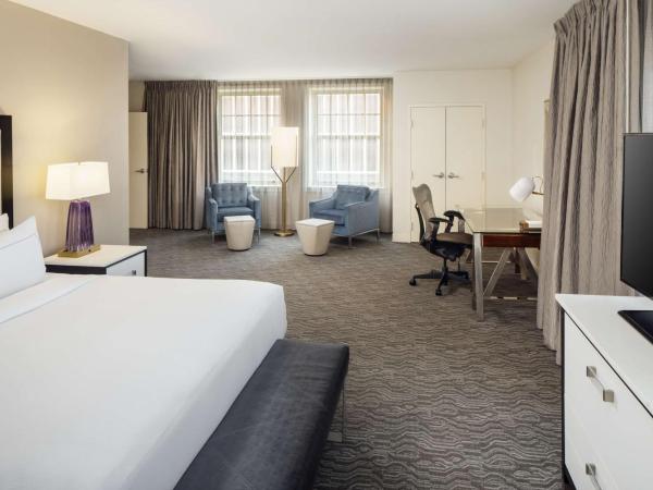 DoubleTree Suites by Hilton Hotel Detroit Downtown - Fort Shelby : photo 1 de la chambre suite lit king-size – non-fumeurs