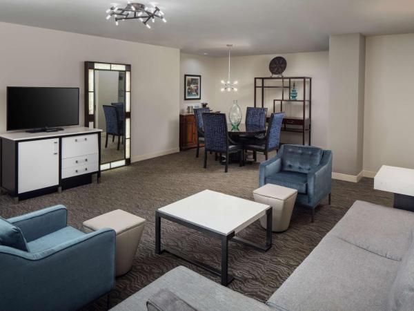 DoubleTree Suites by Hilton Hotel Detroit Downtown - Fort Shelby : photo 3 de la chambre suite lit king-size – non-fumeurs