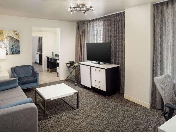 DoubleTree Suites by Hilton Hotel Detroit Downtown - Fort Shelby : photo 1 de la chambre suite d’angle lit king-size