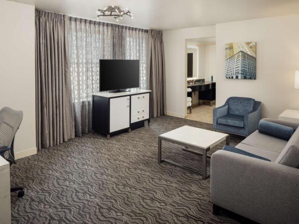 DoubleTree Suites by Hilton Hotel Detroit Downtown - Fort Shelby : photo 1 de la chambre suite d'angle avec 2 lits queen-size