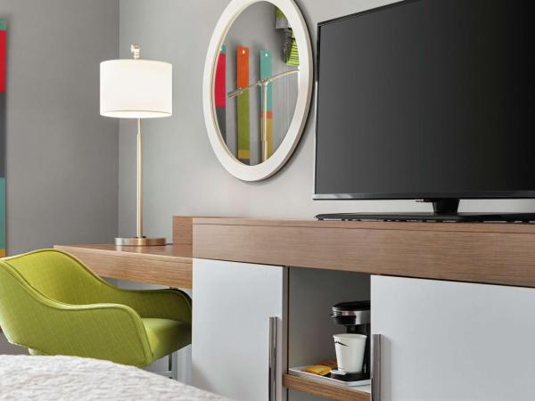 Hampton Inn London Ontario : photo 1 de la chambre chambre lit king-size avec bureau - non-fumeurs