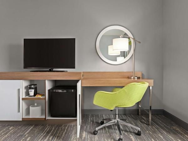 Hampton Inn London Ontario : photo 2 de la chambre chambre lit king-size avec bureau - non-fumeurs