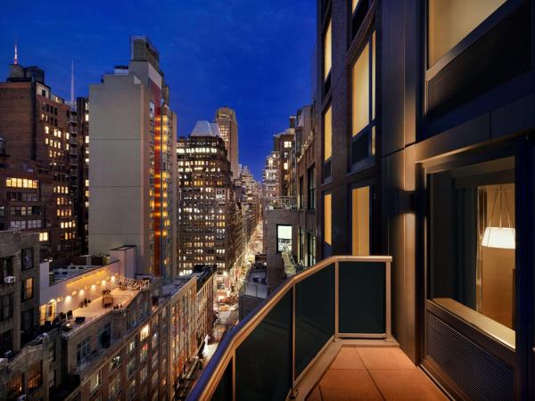 Hilton Garden Inn New York Times Square South : photo 1 de la chambre chambre lit king-size avec balcon