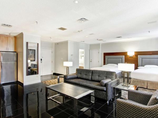 DoubleTree by Hilton Toronto Downtown : photo 1 de la chambre chambre 2 lits doubles avec kitchenette et canapé-lit