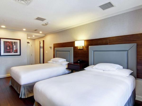DoubleTree by Hilton Toronto Downtown : photo 2 de la chambre chambre 2 lits doubles avec kitchenette et canapé-lit
