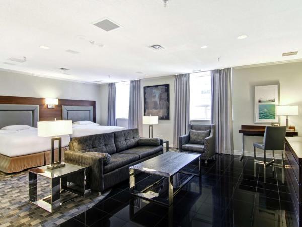 DoubleTree by Hilton Toronto Downtown : photo 3 de la chambre chambre 2 lits doubles avec kitchenette et canapé-lit