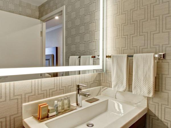 DoubleTree by Hilton Toronto Downtown : photo 7 de la chambre suite lit king-size deluxe avec canapé-lit
