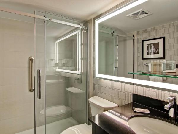 DoubleTree by Hilton Toronto Downtown : photo 6 de la chambre chambre lit queen-size avec baignoire - accessible aux personnes à mobilité réduite