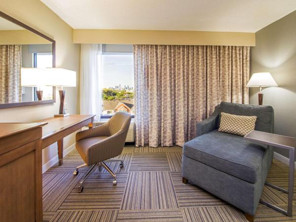 Hampton Inn Philadelphia-Airport : photo 2 de la chambre chambre lit king-size - vue sur ville - non-fumeurs