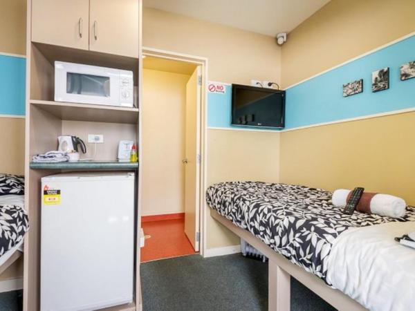 Stay Hostel Rotorua : photo 2 de la chambre chambre lits jumeaux avec salle de bains privative