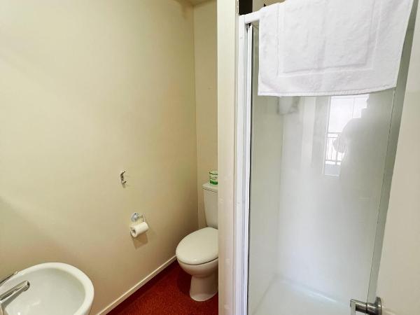 Stay Hostel Rotorua : photo 3 de la chambre chambre lits jumeaux avec salle de bains privative