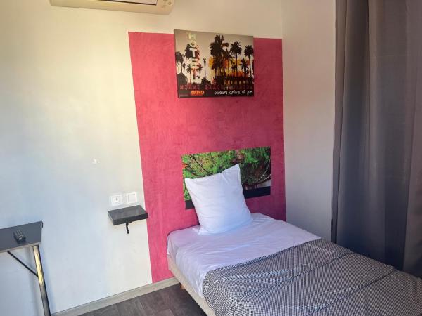 Hôtel des 2 Gares : photo 5 de la chambre chambre simple avec salle de bains privative