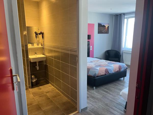 Hôtel des 2 Gares : photo 2 de la chambre chambre familiale avec salle de bains privative