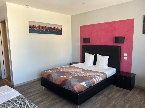 Hôtel des 2 Gares : photo 3 de la chambre chambre familiale avec salle de bains privative