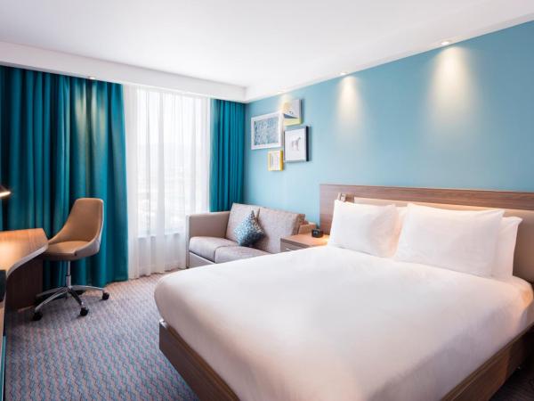 Hampton By Hilton Belfast City Centre : photo 2 de la chambre chambre lit queen-size pour personnes à mobilité réduite - non-fumeurs