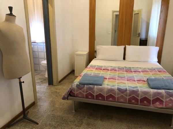 Venice Treviso Airport Bed : photo 1 de la chambre chambre double avec salle de bains privative
