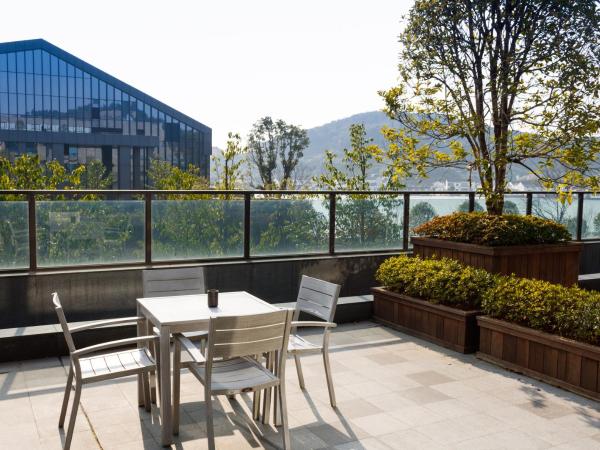 Hilton Ningbo Dongqian Lake : photo 4 de la chambre chambres lit king-size avec terrasse