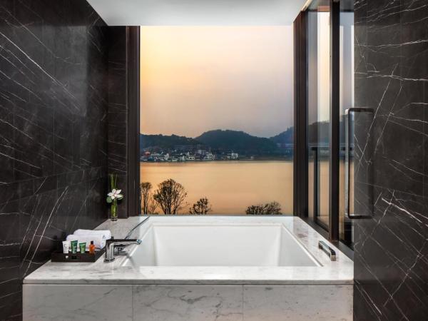 Hilton Ningbo Dongqian Lake : photo 4 de la chambre executive king room with lake view - lounge access