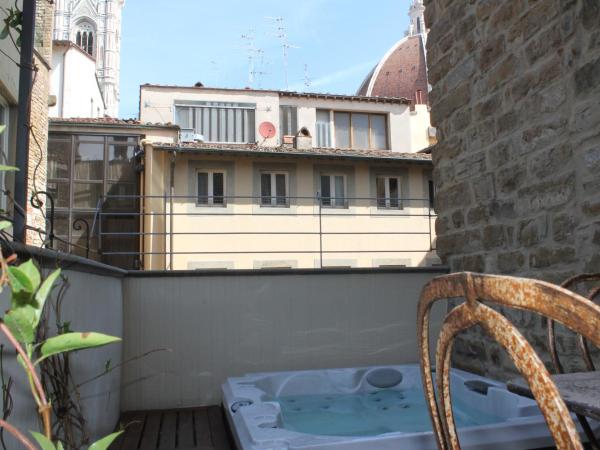 Donati Luxury Tower Suites : photo 1 de la chambre michelangelo - suite with private jacuzzi® with partial duomo view