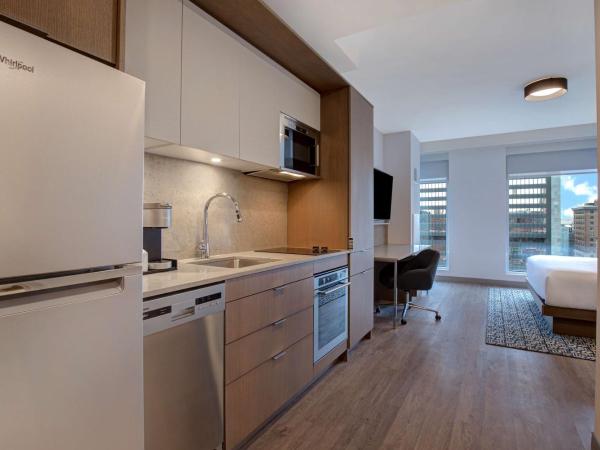 Homewood Suites By Hilton Montreal Downtown : photo 2 de la chambre studio lit king-size avec balcon - vue sur ville - non-fumeurs