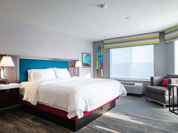 Hampton Inn & Suites Salt Lake City Airport : photo 1 de la chambre chambre lit king-size deluxe - non-fumeurs