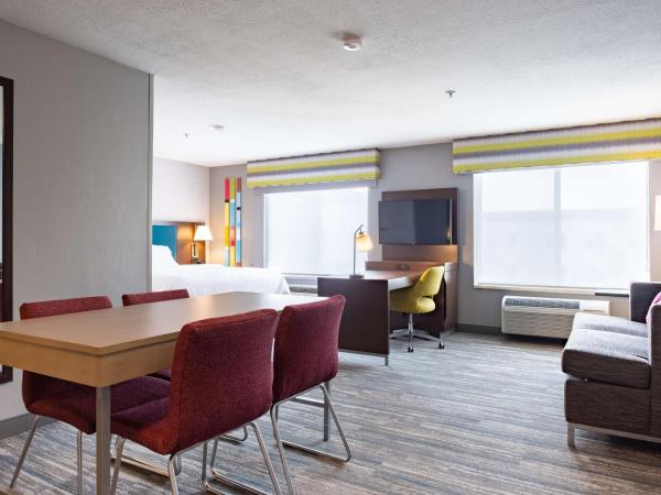 Hampton Inn & Suites Salt Lake City Airport : photo 1 de la chambre suite lit king-size avec canapé-lit - non-fumeurs