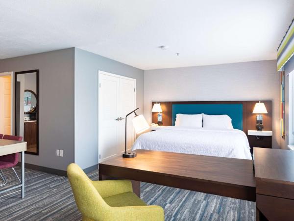 Hampton Inn & Suites Salt Lake City Airport : photo 2 de la chambre suite lit king-size avec canapé-lit - non-fumeurs