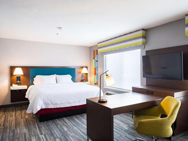 Hampton Inn & Suites Salt Lake City Airport : photo 3 de la chambre suite lit king-size avec canapé-lit - non-fumeurs