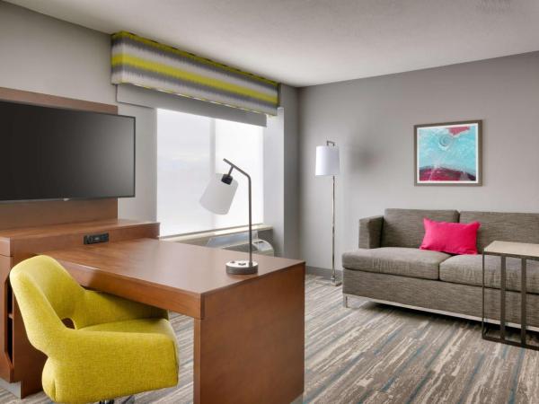 Hampton Inn & Suites Salt Lake City Airport : photo 6 de la chambre suite lit king-size avec canapé-lit - non-fumeurs