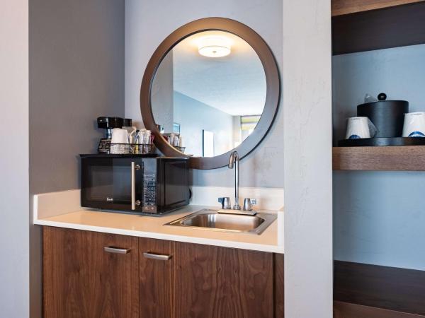 Hampton Inn & Suites Salt Lake City Airport : photo 7 de la chambre suite lit king-size avec canapé-lit - non-fumeurs