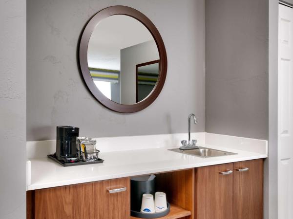 Hampton Inn & Suites Salt Lake City Airport : photo 8 de la chambre suite lit king-size avec canapé-lit - non-fumeurs