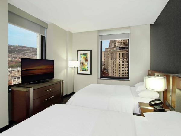 Embassy Suites Pittsburgh-Downtown : photo 1 de la chambre suite avec 2 lits queen-size