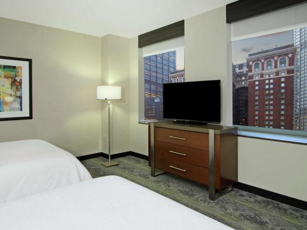 Embassy Suites Pittsburgh-Downtown : photo 5 de la chambre suite avec 2 lits queen-size
