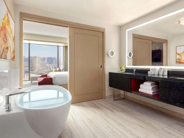 Conrad Las Vegas At Resorts World : photo 6 de la chambre suite 1 chambre lit king-size - vue sur strip