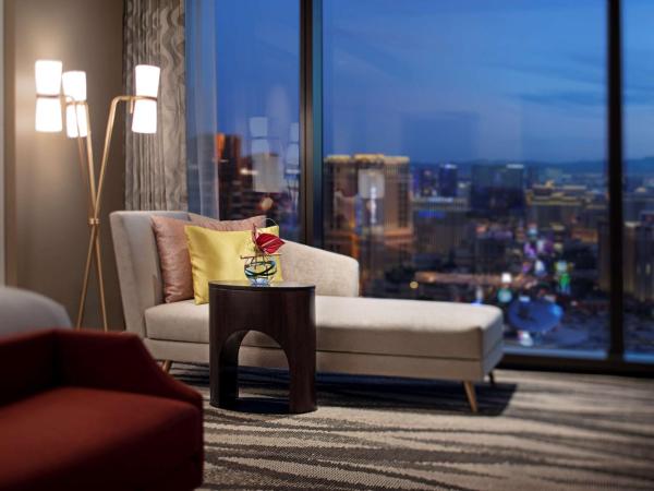 Conrad Las Vegas At Resorts World : photo 3 de la chambre suite 2 chambres lit king-size - vue sur strip