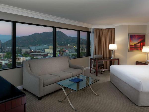 Hilton Los Angeles-Universal City : photo 1 de la chambre chambre lit king-size avec canapé-lit