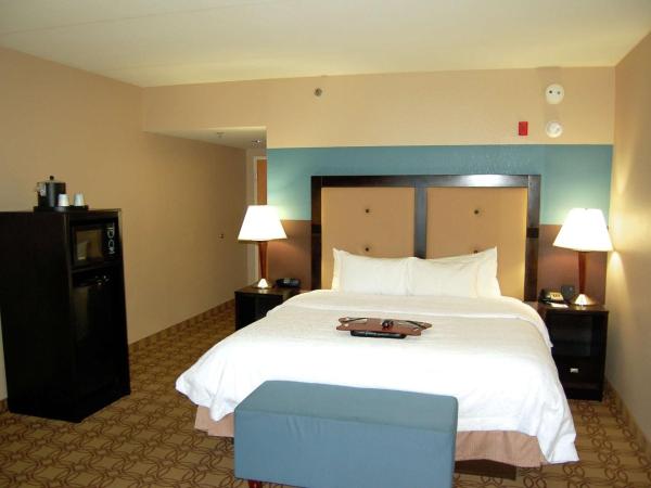 Hampton Inn & Suites Charlotte-Airport : photo 1 de la chambre chambre lit king-size - non-fumeurs