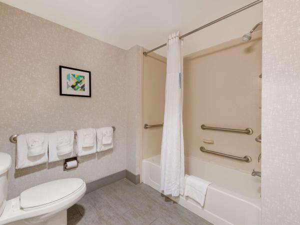 Hampton Inn & Suites Charlotte-Airport : photo 6 de la chambre king room with accessible tub - mobility and hearing access/non-smoking