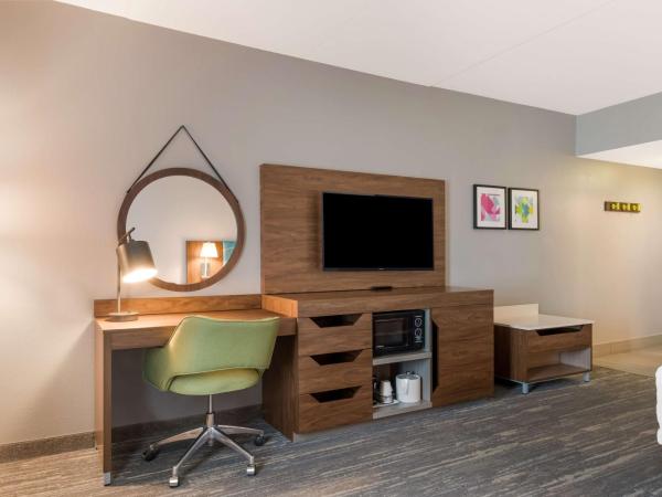 Hampton Inn & Suites Charlotte-Airport : photo 6 de la chambre chambre lit king-size - non-fumeurs