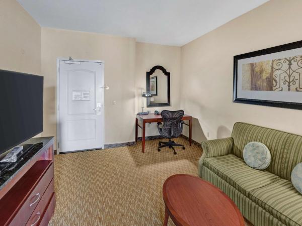 Hilton Garden Inn Oklahoma City North Quail Springs : photo 1 de la chambre suite junior lit king-size avec coin salon