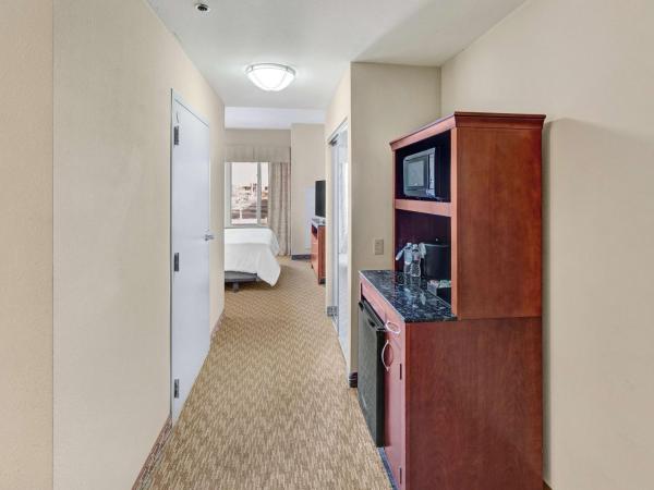 Hilton Garden Inn Oklahoma City North Quail Springs : photo 2 de la chambre suite junior lit king-size avec coin salon