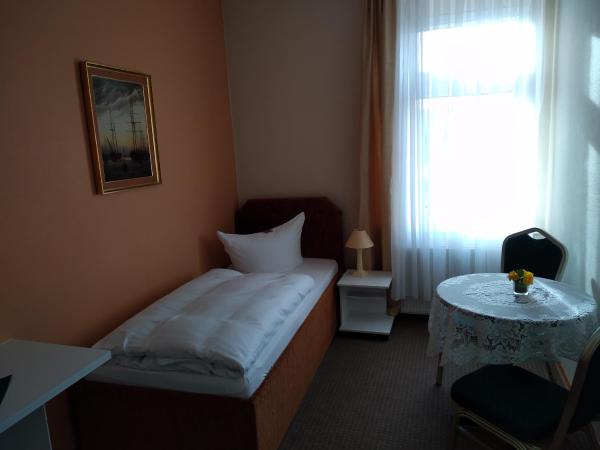 Pension Dresdener Panorama : photo 2 de la chambre chambre simple avec salle de bains extérieure privative