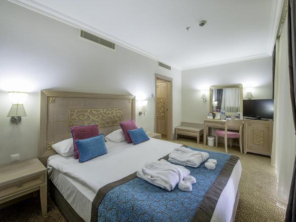 Crystal Family Resort & Spa - Ultimate All Inclusive : photo 2 de la chambre chambre familiale (3 adultes + 1 enfant)