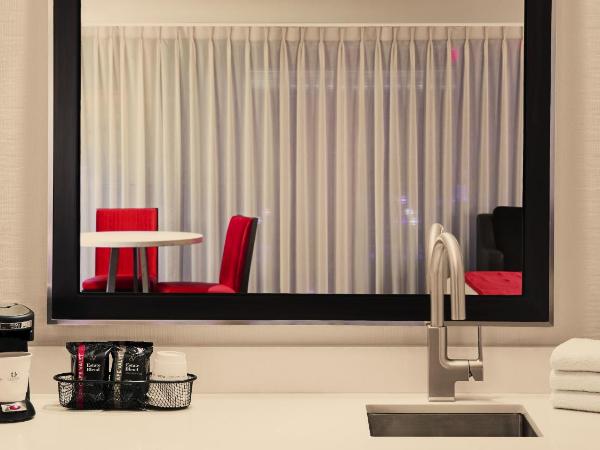 Horseshoe Las Vegas formerly Bally's : photo 3 de la chambre suite studio en complexe hôtelier avec lit king-size et vue sur la high roller - non-fumeurs