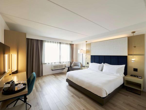 Bloom Mississauga, Tapestry Collection By Hilton : photo 1 de la chambre chambre lit king-size - vue sur ville