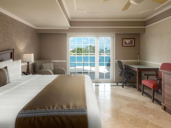 Villa Mercedes Curio Collection By Hilton : photo 2 de la chambre chambres lit king-size avec terrasse