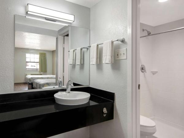 Motel 6-San Antonio, TX - Northwest Medical Center : photo 6 de la chambre chambre deluxe avec 2 lits queen-size