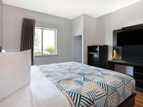 Motel 6-San Antonio, TX - South : photo 2 de la chambre chambre lit king-size avec douche à l'italienne - accessible aux personnes à mobilité réduite - non-fumeurs