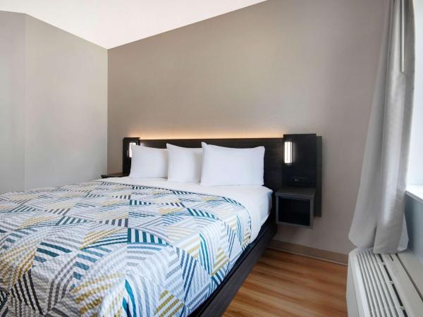 Motel 6-San Antonio, TX - South : photo 2 de la chambre chambre lit king-size - non-fumeurs