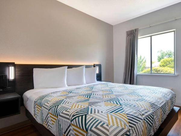 Motel 6-San Antonio, TX - South : photo 3 de la chambre chambre lit king-size - non-fumeurs